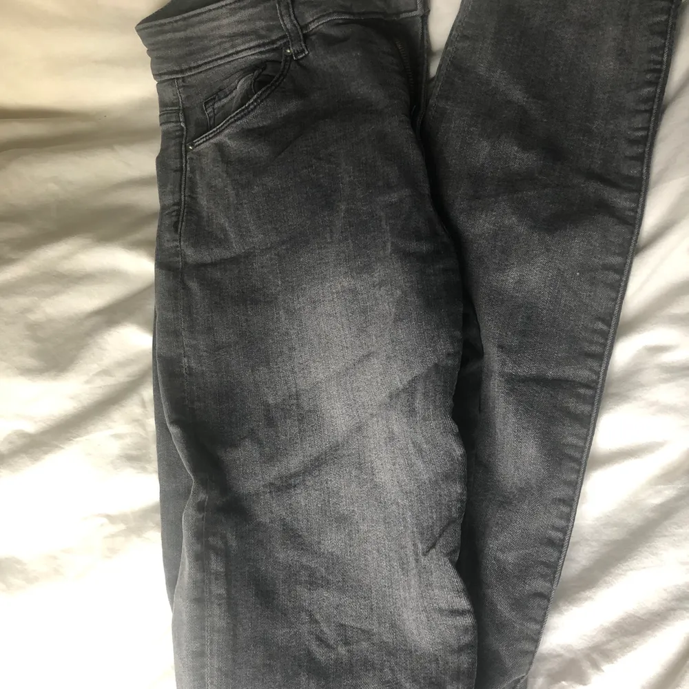 Två par vanliga jeans, ej högmidjade! Ett par mörkgråa och ett år standard blåa. Dem blåa i storlek S och dem gråa i storlek 36🦋 75kr styck. Jeans & Byxor.