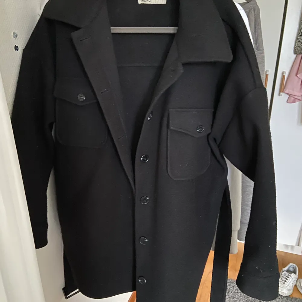 super snygg svart, varm och skön jacka från nelly inköpt för 700. Fint skick säljer för 350  ( pris kan diskuteras) . Jackor.