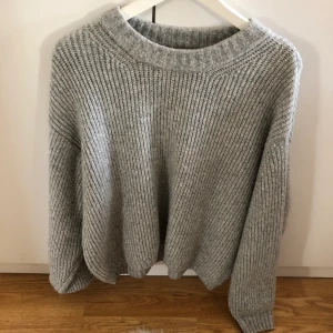 Stickad grå tröja - En stickad grå tröja från h&m. Storlek s men passar större storlekar. Köparen står för frakten.