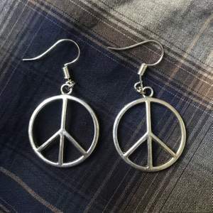 Silverfärgade örhängen med peace-tecken 🧚🏽‍♂️🍄 Frakt tillkommer på 11kr !!