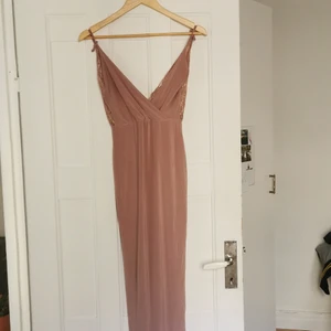 Klänning från Missguided - Sparsamt använd, strechig i tyget, rygg i spets. Beige-rosa i färgen. Frakt ingår i priset! 