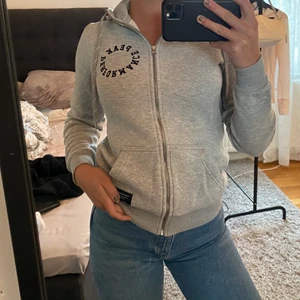 Peak performance hoodie - Denna snygga hoodie är i storlek XS, köpt på peak performance affären i mos och kostade 1200 kr. Hoodien har inte defekter men är använd. Pris går att diskutera!