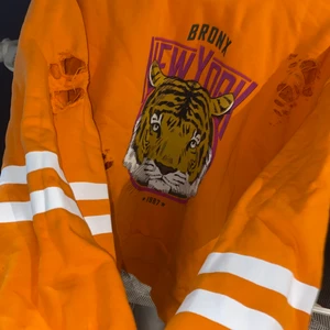 Tröja  - En super fin sweatshirt med hål i sig som gör den super snygg 😍 Älskar denna men den kommer tyvärr inte till så stor användning!