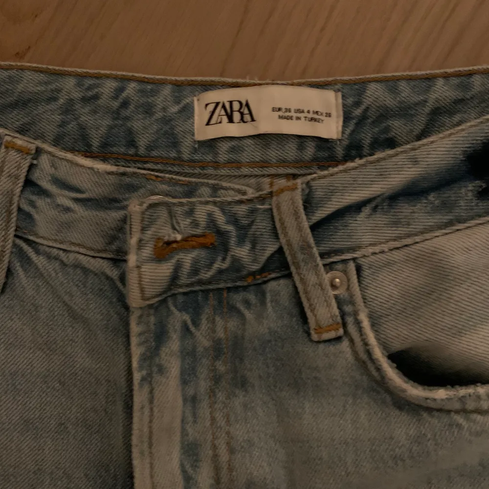 De populära zara jeansen som är slutsålda❗️❗️storlek 36 men passar mig som är 34 med en overzised look. Startpris 350kr buda i kommentarsfältet👇budgivning slutar på torsdag 16:30. Jeans & Byxor.