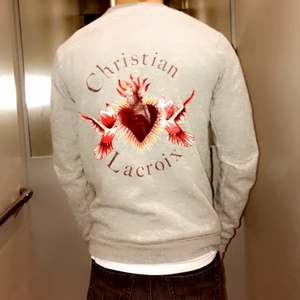 Sweatshirt - Grå sweatshirt med tryck på ryggen. Strl S