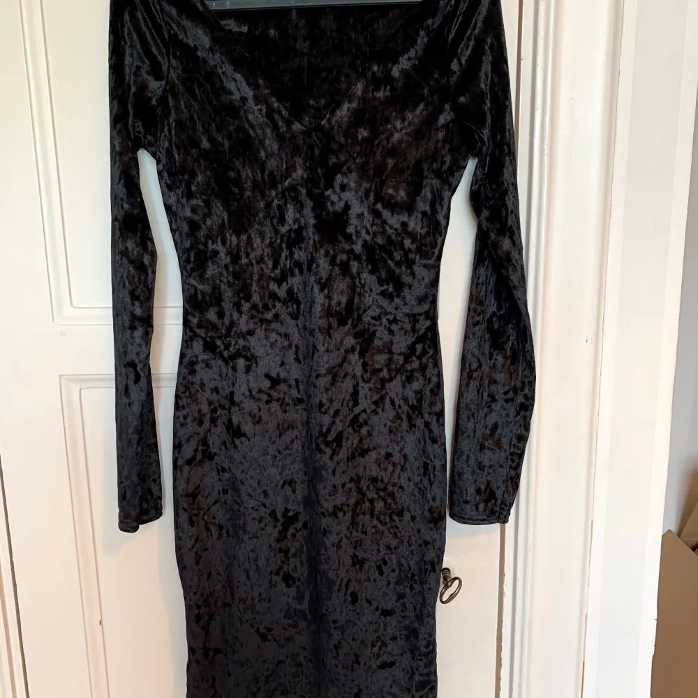 Väldigt fin svart klänning i typ ”velvet” material. Knappt använd så gott skick. Väldigt fin och bra till vintern. . Klänningar.