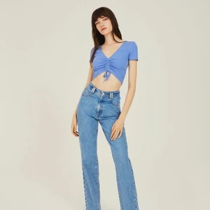 Topp från zara - Säljer min lila söta topp med rykning köpt från zara! 🥰 väldigt formbar efter kroppen så passar de flesta storlekar 💘 helt oanvänd! Prislapp kvar🥰