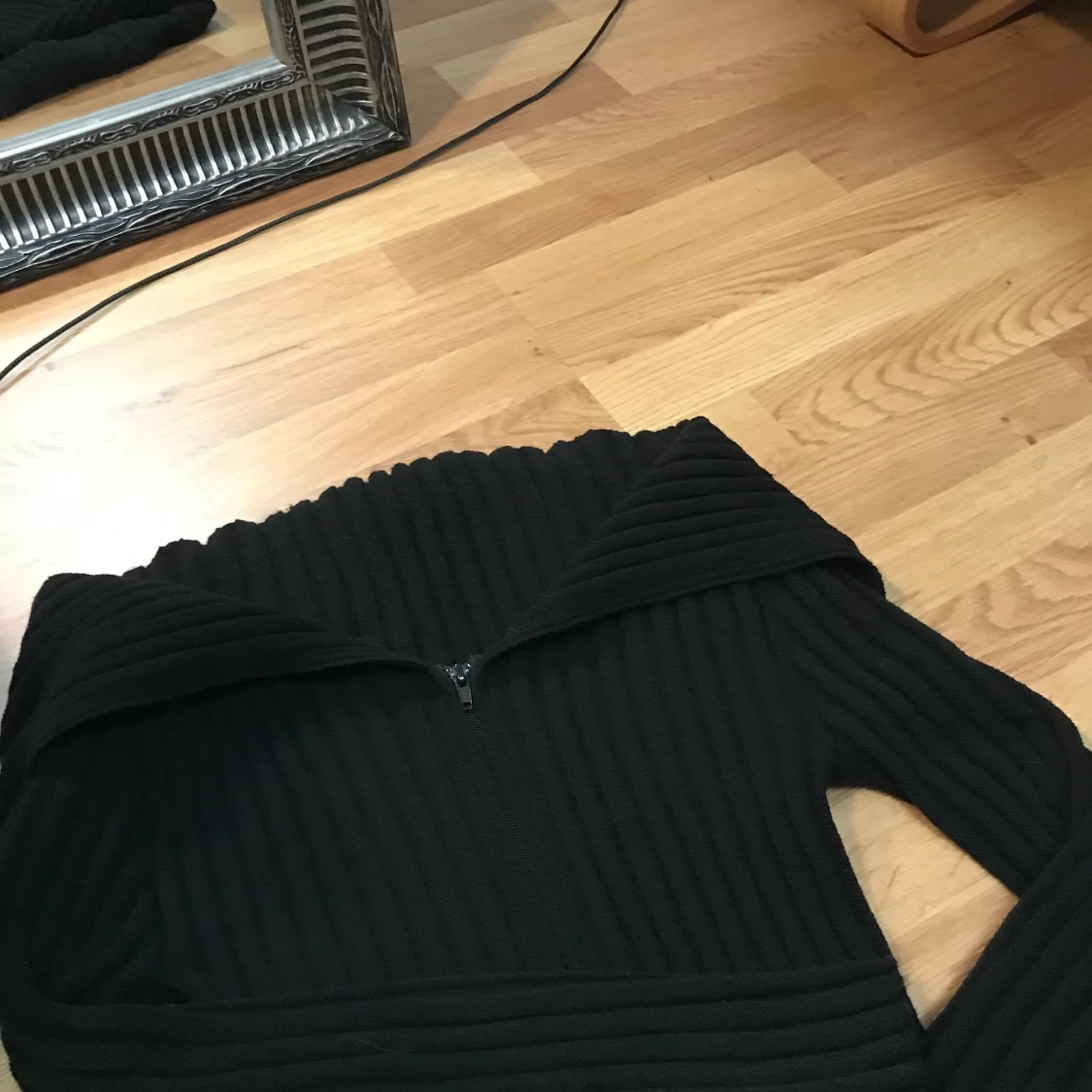 Svart ribbad tröja med dragkedja - 91