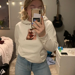 Cool hoodie - En snygg hoodie från carlings med ett motiv på bröstet! Säljer denna då den inte kommer till användning längre! Superskön och snygg hoodie som är i väldigt bra skick! Köpt för 300kr för 1 år sedan ca! 