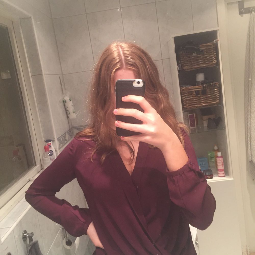 Två jätte fina blusar som aldrig är använda, köpt dom begagnande och fick dom i ett jätte bra skick. Den svarta blusen är i S och kommer från MONKI och den vinröd i 36 och kommer från ATMOSPHERE. Säljer dom var för sig för 60 kr för den svarta och 80 kr för den vinröda. Köparen står för frakten.. Blusar.