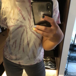 Batik t-shirt - Lilarosa tie-dye tröja💜💗 (mycket liten i storleken, otherstories kan vara det ibland)