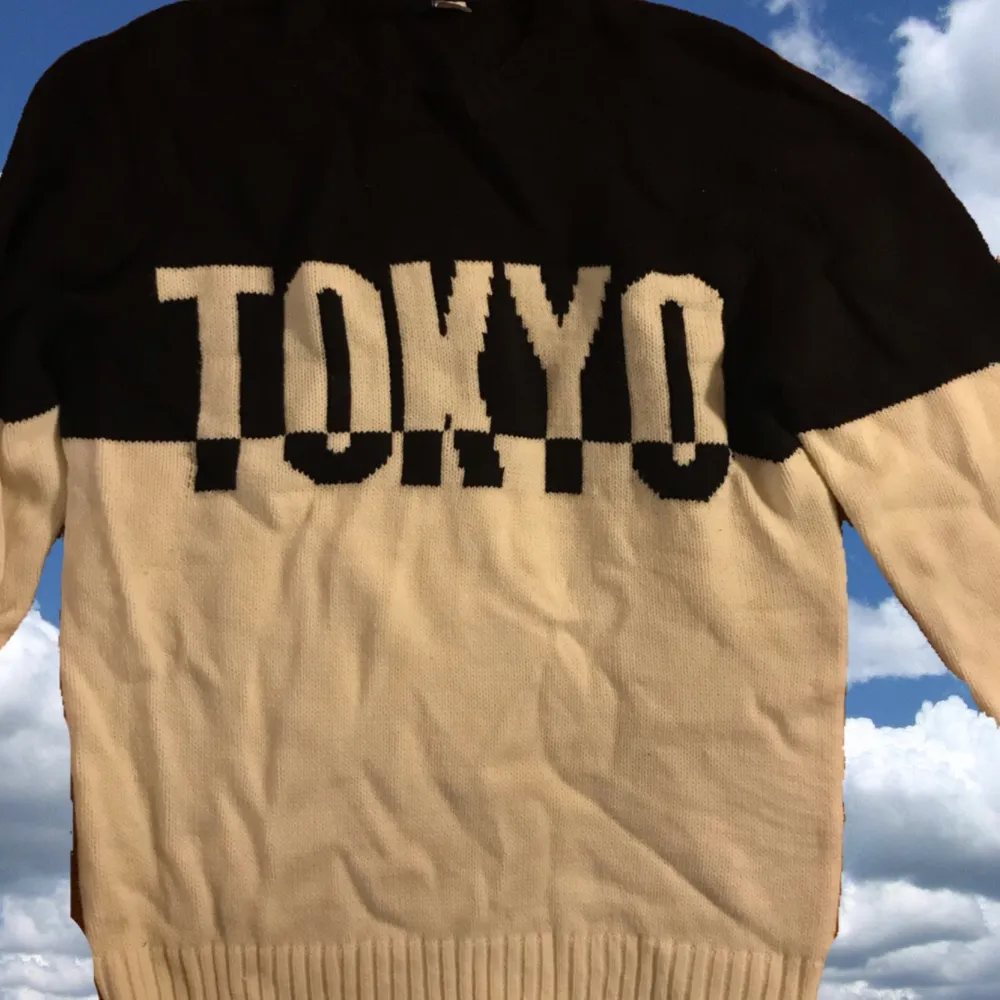 Säljer en stickad tröja som det står Tokyo på. Knappt använd, kommer intr ihåg. Stor och varm🥰. Stickat.