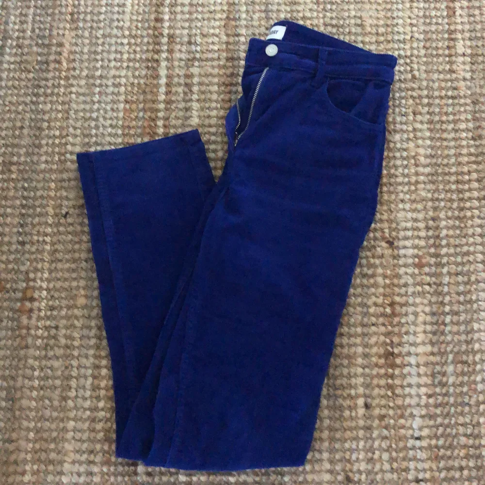 Säljer nu dessa snygga blå manchesterbyxor som jag tyvärr bara använde en gång, och som sen dess bara legat i garderoben! Perfekt längd och ascool färg, köpte för 500kr och kan tänka mig att sälja för 200kr (eller högsta bud)💙 köparen står för frakten, kan alternativt mötas upp!🌈. Jeans & Byxor.