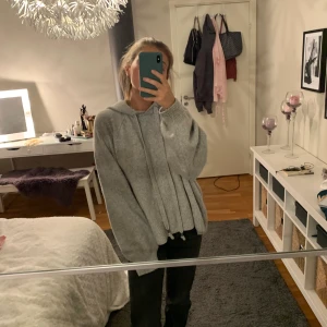 Stickad hoodie - Säljer nu denna ljusgråa stickade hoodie från hm, super fint skick! Skriv för fler bilder, kan både mötas och posta❤️