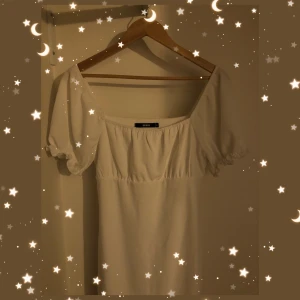 vit ”soft girl” klänning - White soft girl dress - Mjuk och i perfekt skick. Jag har provat den en gång. Den är väldigt len och har ett silk liknade material under ( nästan som en tunnare klänning). 