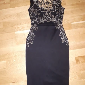 Svart och guld klänning  - En svar och guld bodycon klänning 
