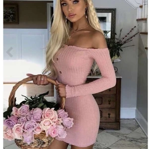 Klänning Dennis maglic  - Hejj!! Säljer en jätte fin klänning som jag köpte från Dennis maglic förra året 🌸 Den är andvänd endast 2 gånger , inga feligheter på klänningen , sitter jätte fint på kroppen den är i storlek M men passar mig som har S perfekt!!💖 (Den är inte som första bilden i färgen men den är mycket ljusare än vad som syns i andra bilden )