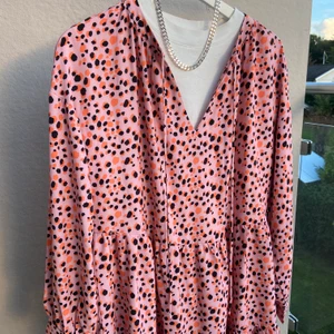 Prickig färgglad klänning - 🌸Säljer min super fina oanvända prickiga klänning, då jag aldrig fick chans att använda den i sommras 🌈🌸 Den har en loose-fit och går till låren ungefär (170). Är du sugen så kontakta mig, köparen står för frakten! 📬🚚🚚