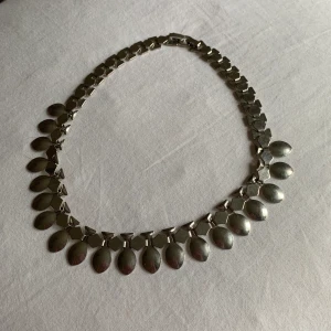 Halsband - Snyggt halsband som är sparsamt använd.