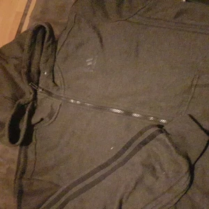 Adidas - Adidas väl använd utan snören 