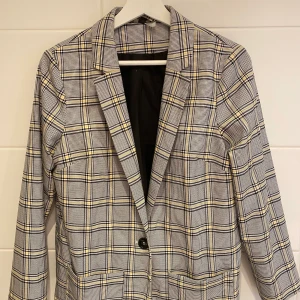 Blazer - Blazer från hm i storlek XS! Kan mötas upp i Stockholm men även frakta, köparen står då för frakten🌸