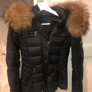 Rock and blue jacka - Säljer min rock and blue jacka i storlek 32, som är använd en vinter och jsg köpte den för 3400 kr😊