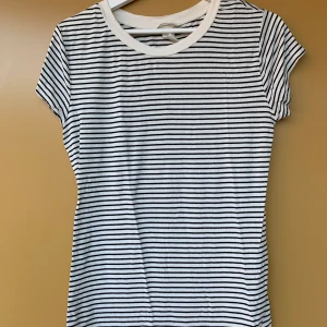 T-shirt  - Randig t-shirt från H&M i strl S. Tröjan är i ett skönt material, lätt och stretchig.  Frakten står köparen för.