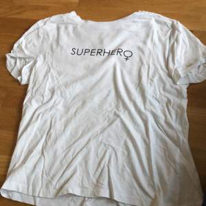 En tröja med trycket superheros på i storlek XS. I bra Skick, behöver bara strykas