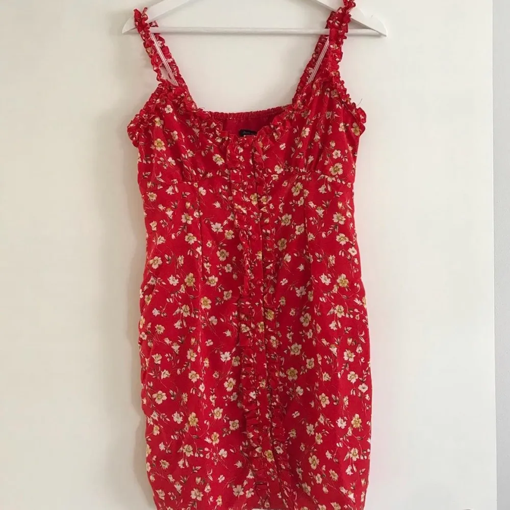 Säljer en jättefin röd somrig klänning i storlek M med knappar framtill💞. Klänningar.