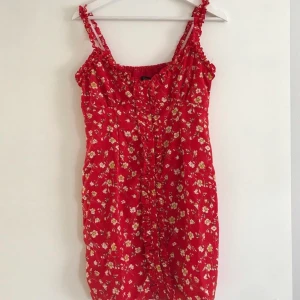Röd sommarklänning - Säljer en jättefin röd somrig klänning i storlek M med knappar framtill💞