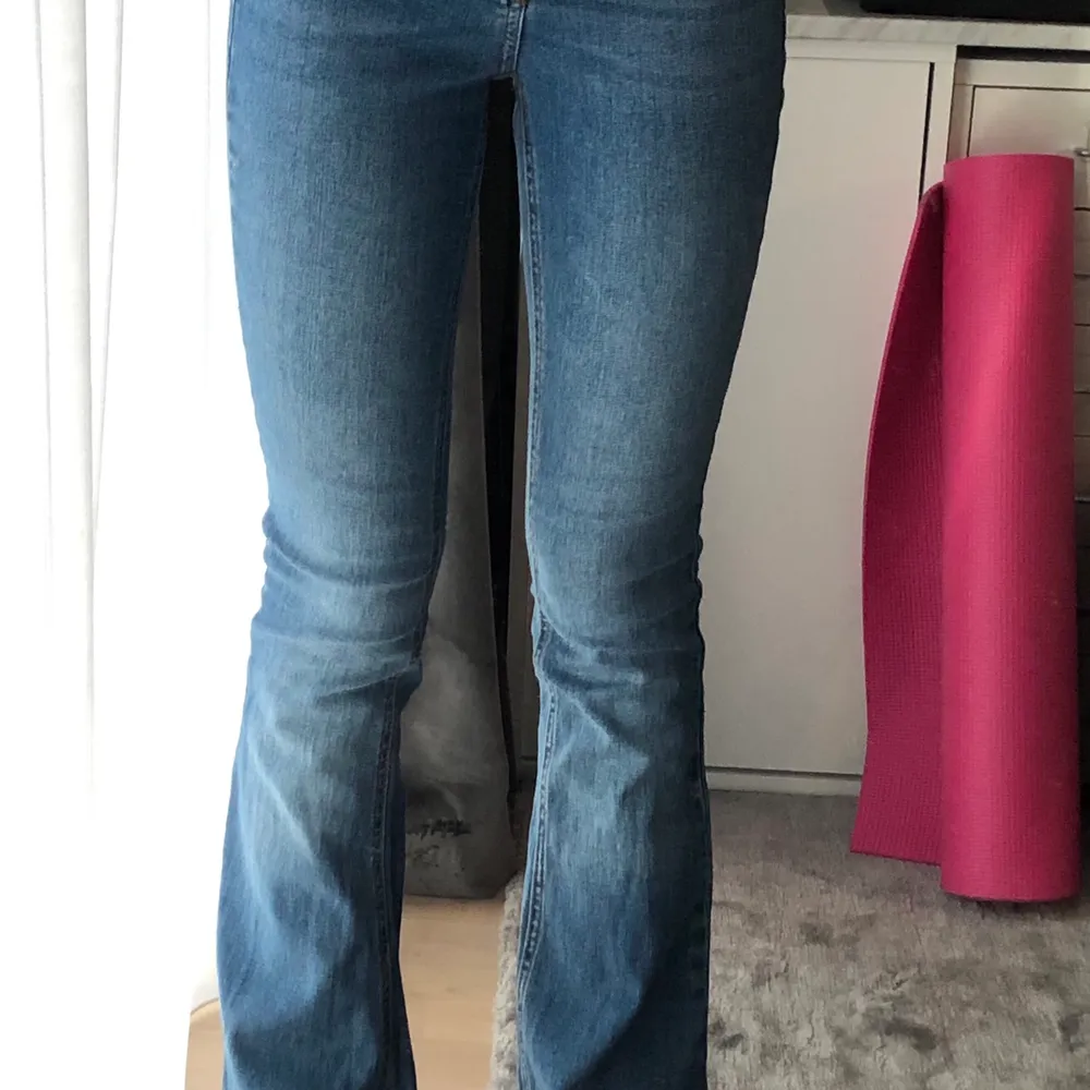 Säljer dessa jeans från ginatricot i xs. Säljer för att de inte kommer till användning längre då de är för små. Jag är 160 och jeansen passar bra i längden. Köpte jeansen för 400 kr. . Jeans & Byxor.