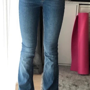 Utsvänga jeans  - Säljer dessa jeans från ginatricot i xs. Säljer för att de inte kommer till användning längre då de är för små. Jag är 160 och jeansen passar bra i längden. Köpte jeansen för 400 kr. 