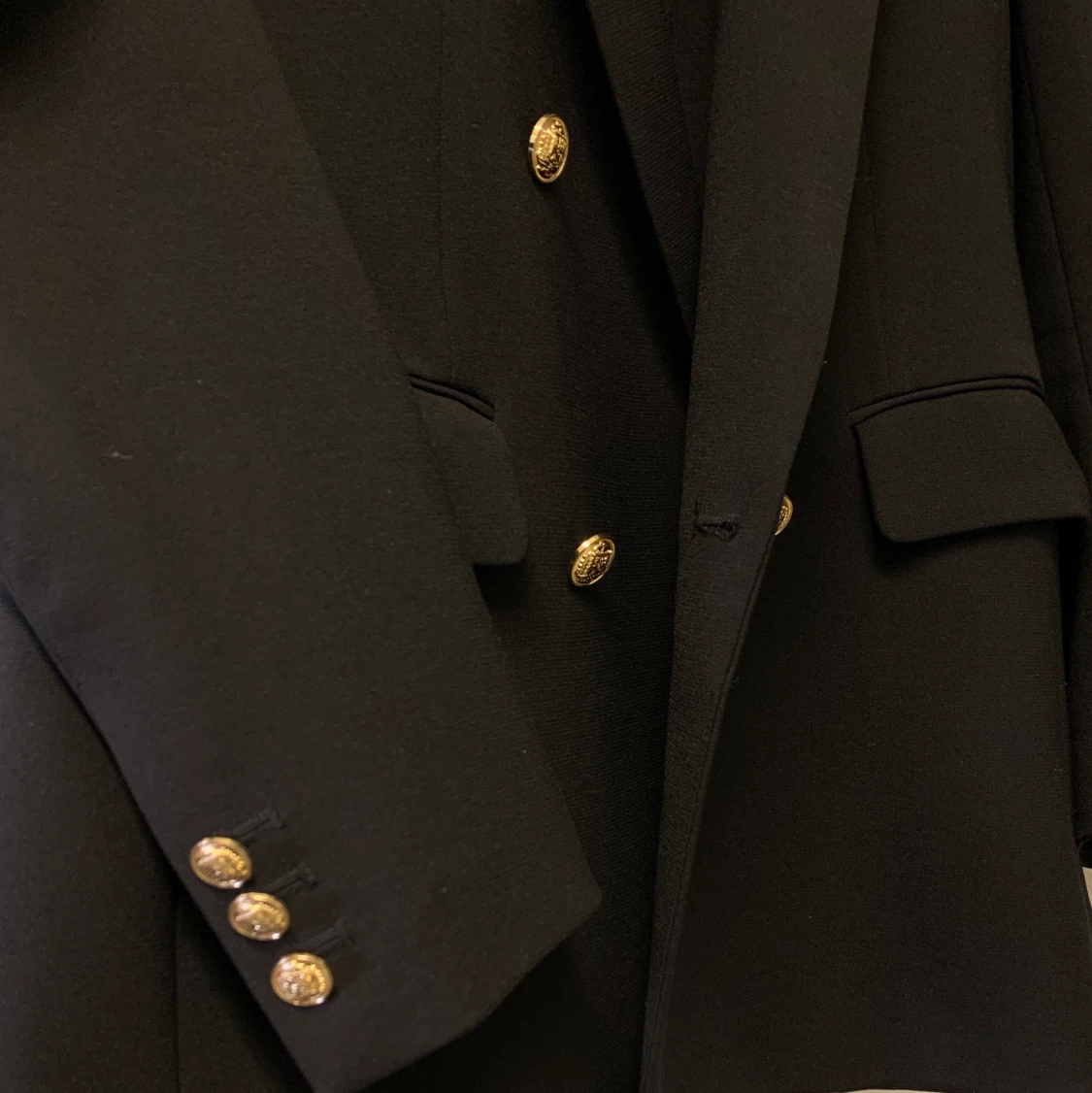 Svart kavaj med gulddetaljer - 91