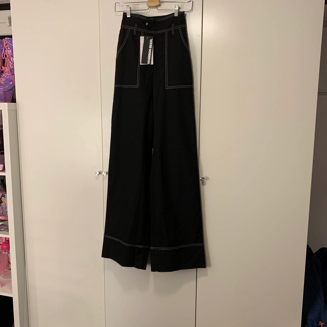 Madison Beer x Missguided högmidjade byxor