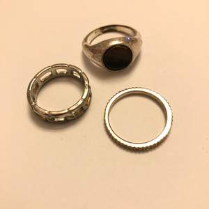 Tre stycken silverfärgade ringar som inte kommer till användning längre. Säljer alla för 100 kr. Köparen står för frakten men kan även mötas i Stockholm. !!Allt saneras innan!!