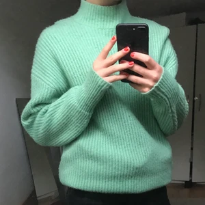 Turkos/grön stickad tröja - Monki - Turkos-grön stickad, oversized tröja från Monki. Storlek: S/M Skick: I princip helt oanvänd. . 🥰