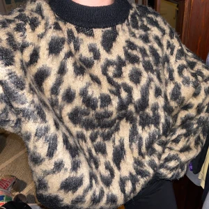 Stickad leotröja - Sticka tröja i leomönster ifrån & other stories! Sitter jättefint sällan använd. Storlek S och jag är 173cm