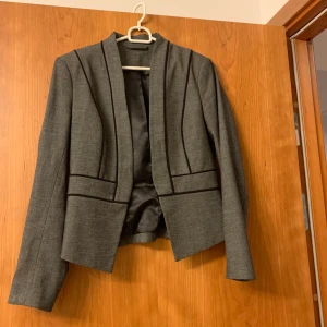 Grå kavaj - Figursydd grå kavaj 