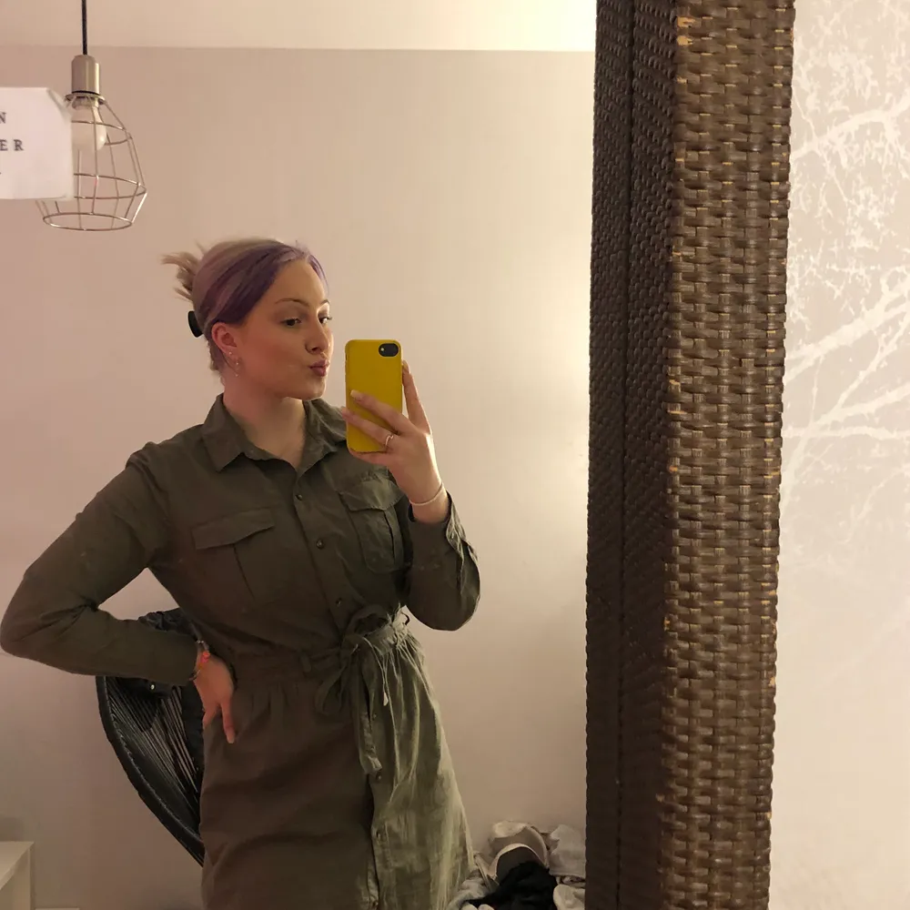 Klänningen har strl S, sitter ungefär vid mitten av låren och är 165 cm lång.. Mekot.
