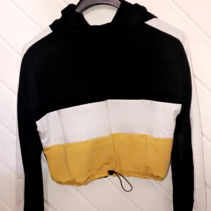 Croppad hoodie  - Croppad hoodie i strl S, aldrig använd!