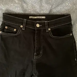 Svarta jeans med vita sömmar! 200 kr och de är dina!