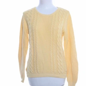 Elvine - Färgen på närbilden stämmer bäst med verkligheten :) fint skick! 