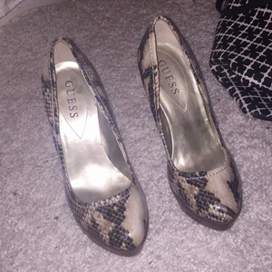  - Skor ifrån Guess. Köpta i Usa. Använda en gång. Storlek 35 säljes för 100 kr