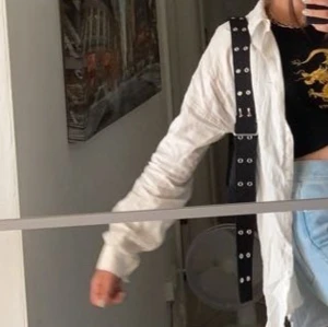 Svart Väska - Trendig mindre axelväska med ”nitar” som detaljer på bandet🤍 passar till allt och rymmer mycket för att va liten (köparen står för frakten)