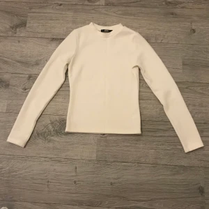 Vit ribbad tröja - Vit ribbad tröja i storlek XS, nyskick då den endast har använts 1-2 gånger!