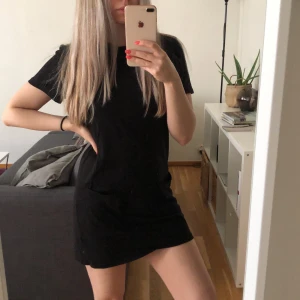 T-shirt dress  - Säljer en svart t-shirtklänning från Monki då den inte längre kommer till användning. I fint skick 💫