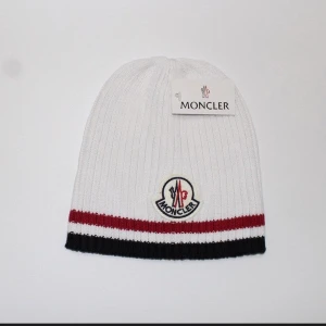 Moncler mössa - White moncler, one size. Tags är kvar helt ny oanvänd. Fri frakt inom Sverige✈️