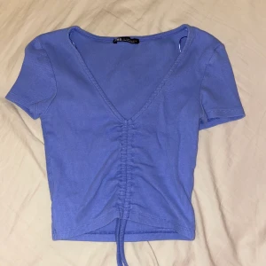 Zara topp 100 - En knappt använd topp från Zara, nypris 150 säljer för 100+ frakt, bilder och mer information ges vid intresse