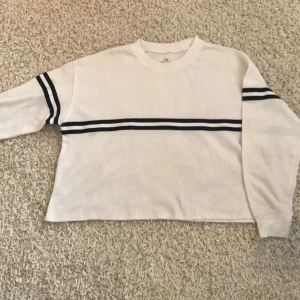 Tröja  - Skön användbar tröja från Hollister 🤩 Tröjan är i ett stickat material i storlek S💕