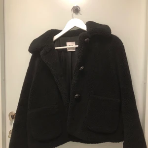 Teddyjacka från zara - Svart teddyjacka från zara, inköpt förra hösten. Strl s. Nedersta knappen borta 